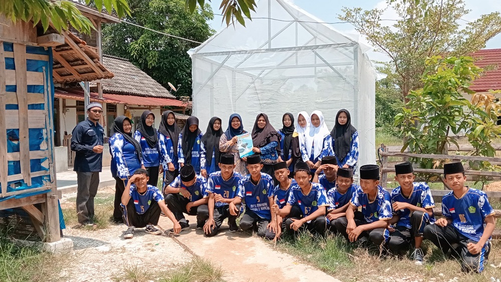 Wujudkan Pesantren Hijau, Dosen Unigoro Bangun Green House dan IPAH di Ponpes Sayyid Abdullah Sajad 